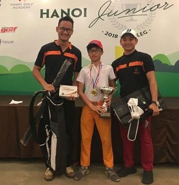 Nguyễn Quang Trí (giữa) và hơn 50 golf thủ trẻ sẽ tranh tài ở “FLC Hanoi junior golf tour 2018”, khởi tranh vào cuối tuần này.